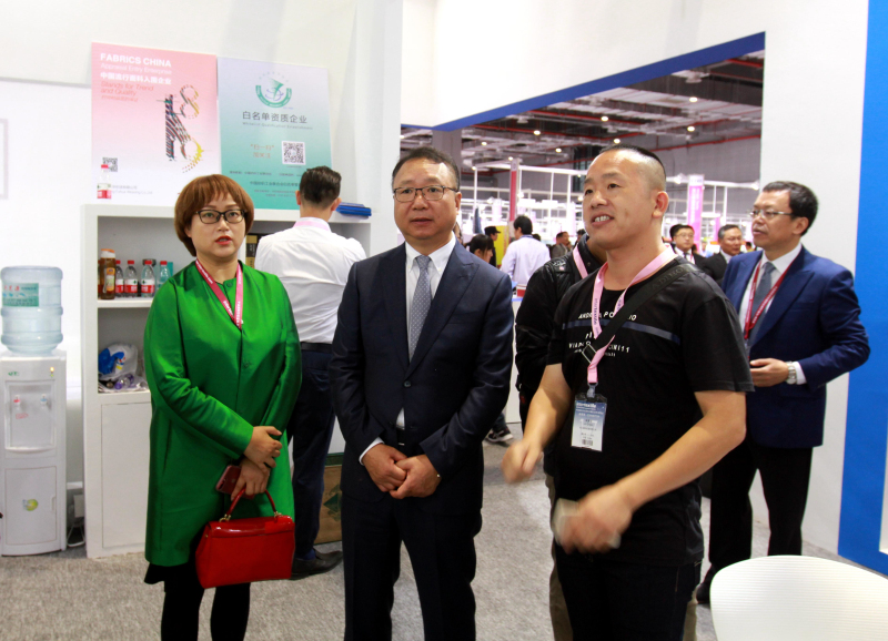 中國紡織工業聯合會會長孫瑞哲來我司展會視察.jpg 中國紡織工業聯合會會長孫瑞哲來我司展會視察.jpg