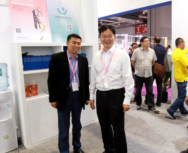 吳江區委常委、盛澤鎮黨委書記范建龍與我司總經理張長建合影.jpg 吳江區委常委、盛澤鎮黨委書記范建龍與我司總經理張長建合影.jpg